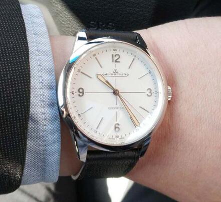 The classic white-black matching of this timepiece will be suitable in any occasion.