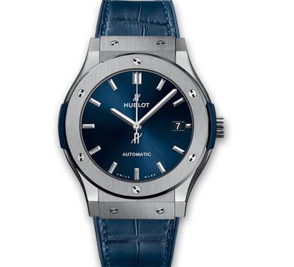 The midnight blue endows the timepiece with mysterious and fascinating taste.